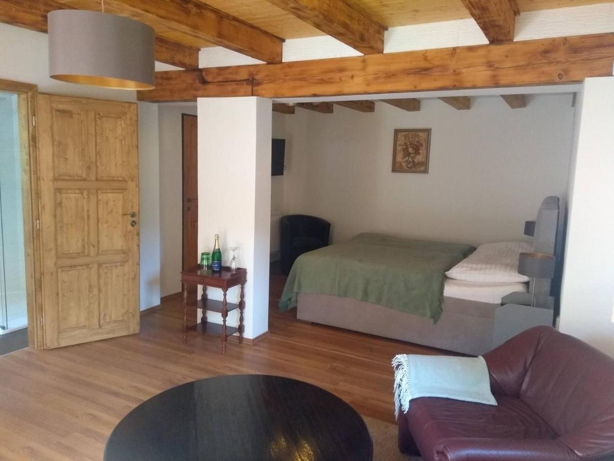 Stodola-soukromý apartmán pro dva s venkovní vířivkou Karlštejn Exterior foto